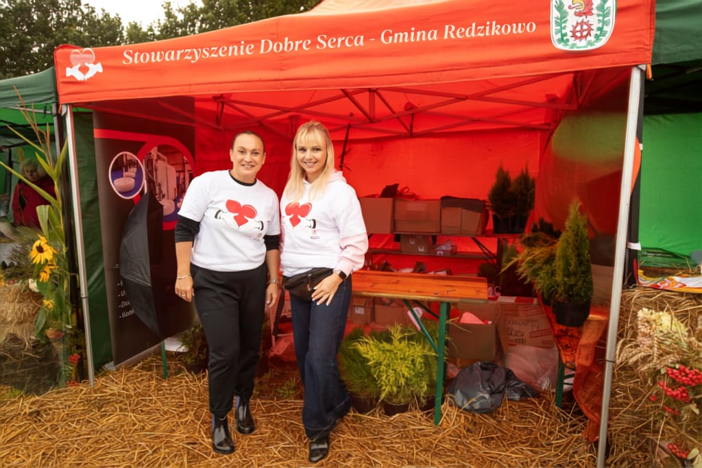 Dwie kobiety przy czerwonym namiocie Stowarzyszenia Dobre Serca