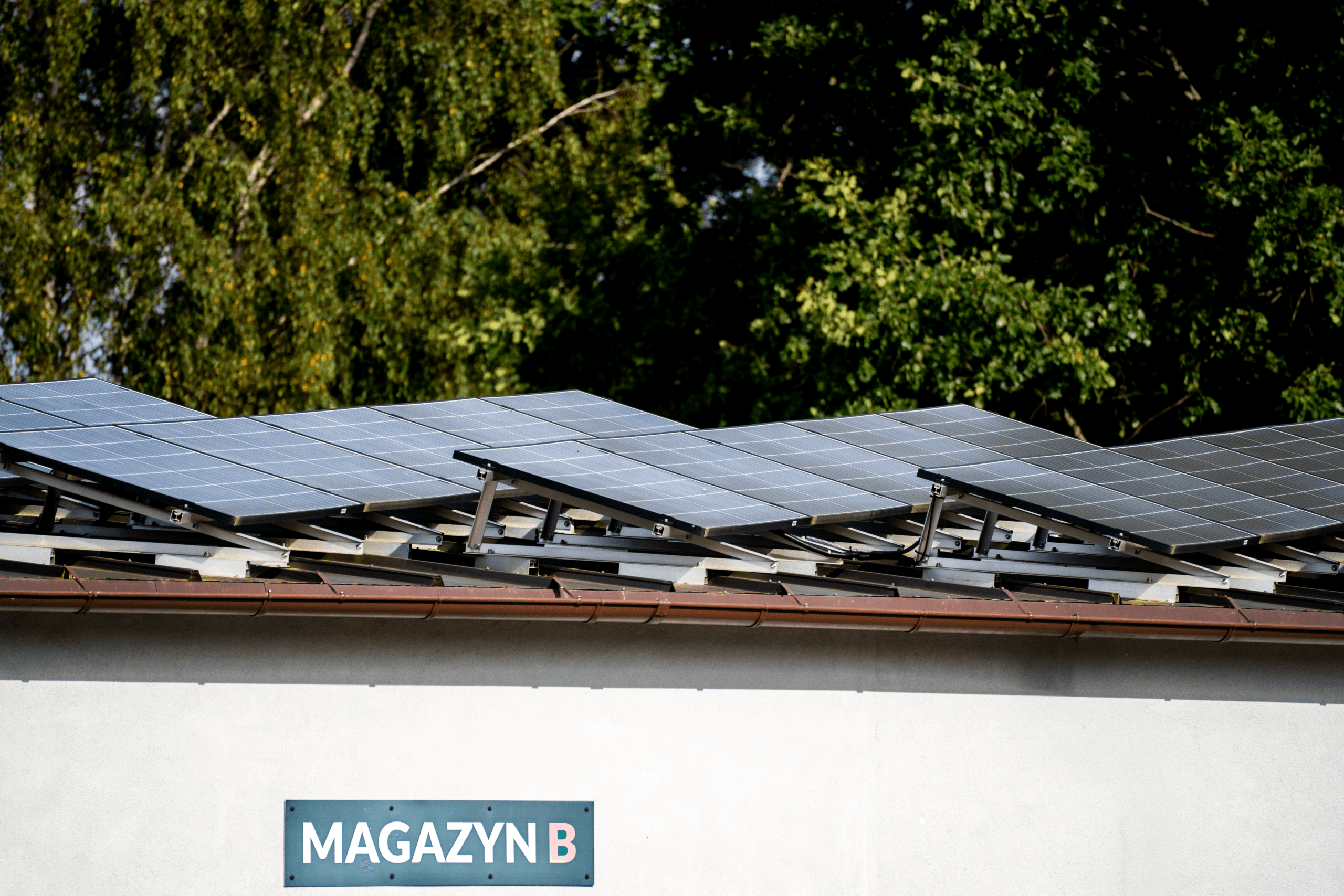 Panele słoneczne na dachu budynku z zielenią
