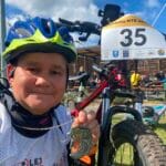 Kolarz z medalem na imprezie rowerowej MTB