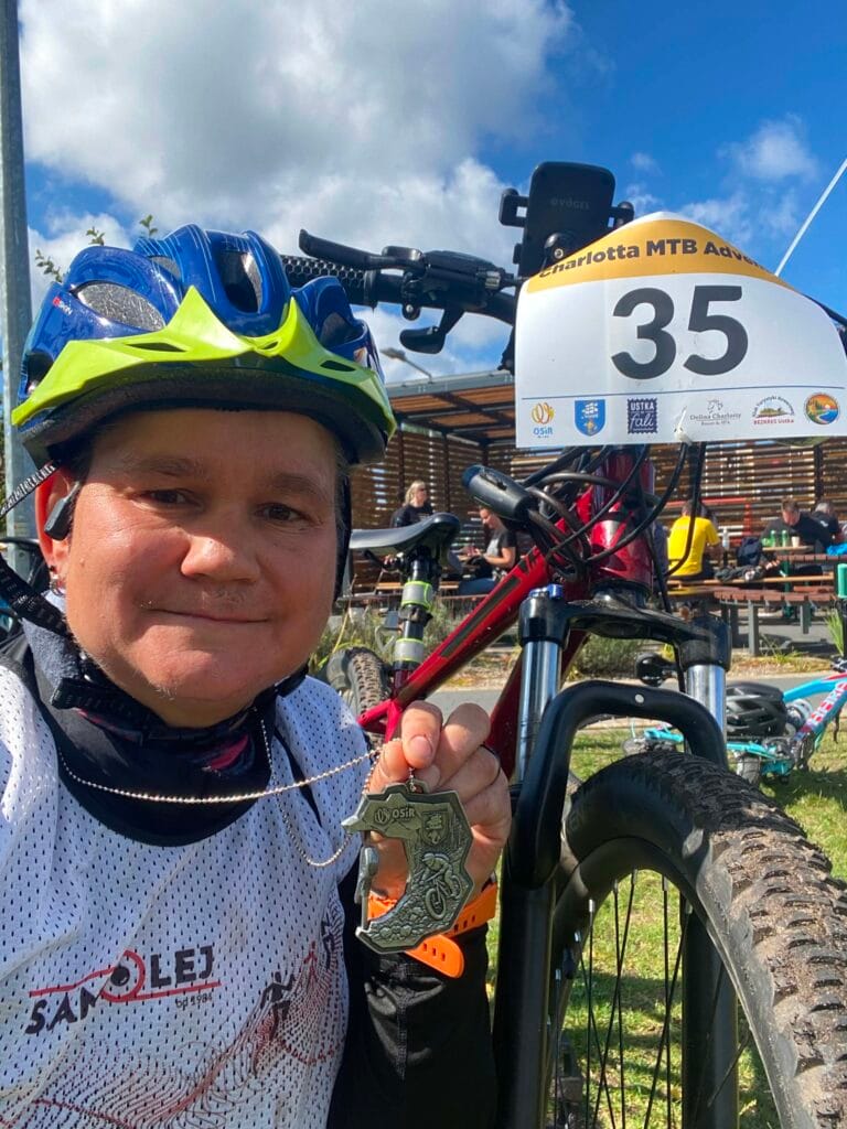 Kolarz z medalem na imprezie rowerowej MTB