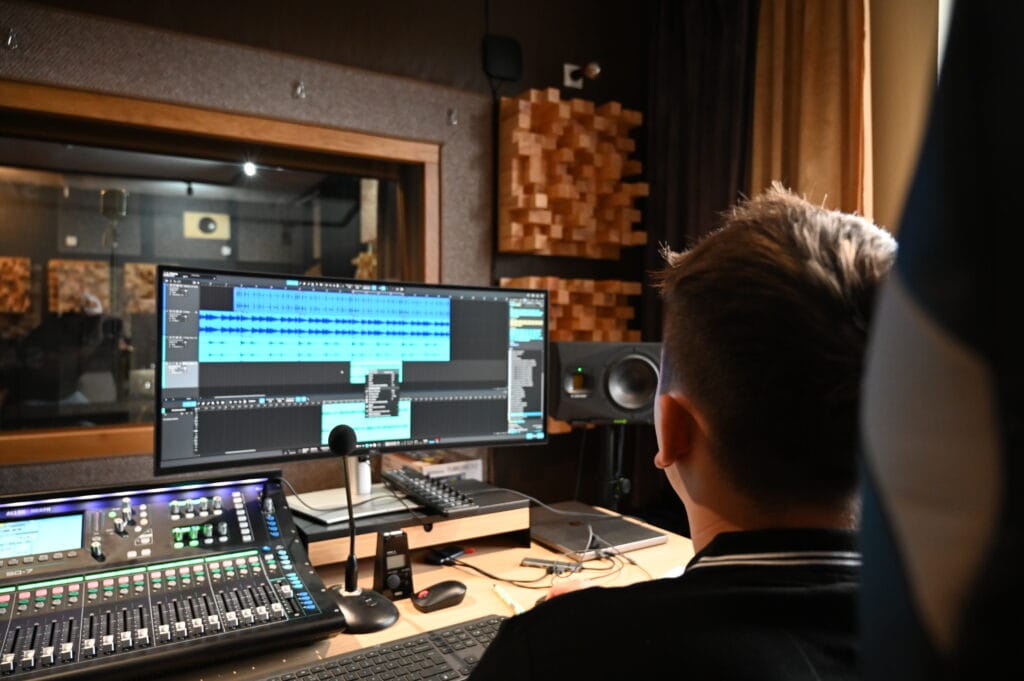 Producent muzyki pracuje przy stanowisku produkcji audio